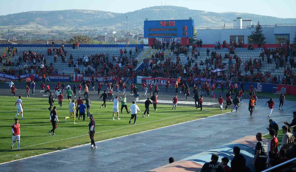 Son dakika golünde saha karıştı: Çocuk taraftarlar maç devam ederken futbolculara koştu - Foto 3