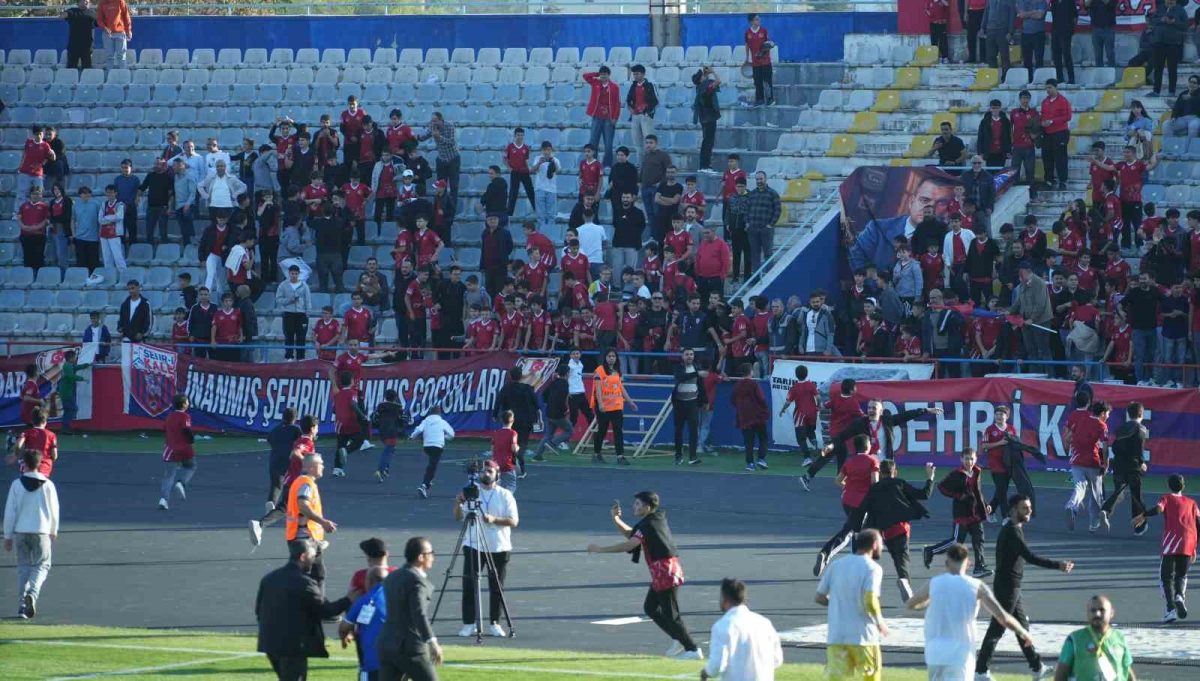 Son dakika golünde saha karıştı: Çocuk taraftarlar maç devam ederken futbolculara koştu - Foto 5
