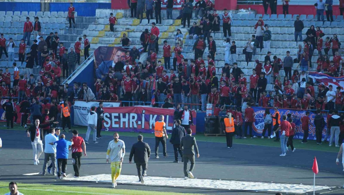 Son dakika golünde saha karıştı: Çocuk taraftarlar maç devam ederken futbolculara koştu - Foto 6