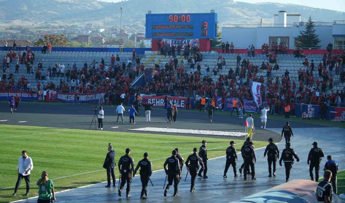 Son dakika golünde saha karıştı: Çocuk taraftarlar maç devam ederken futbolculara koştu - Foto 7