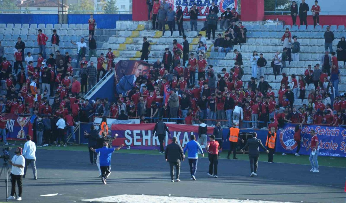 Son dakika golünde saha karıştı: Çocuk taraftarlar maç devam ederken futbolculara koştu - Foto 8