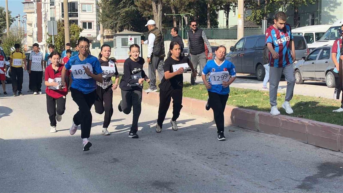 Tavşanlı’da gençler Cumhuriyet koşusunda ter döktü - Foto 2