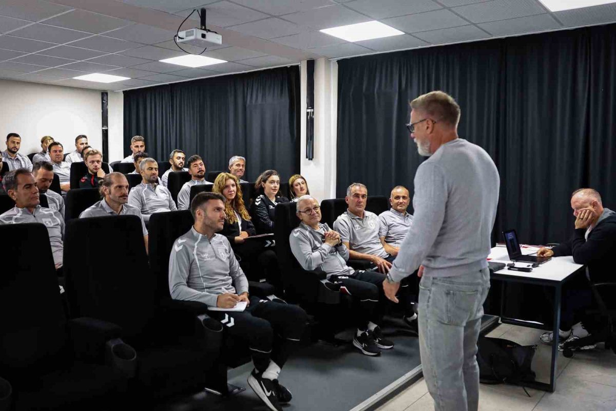 Thorsten Fink, akademi oyuncularına A takıma hazırlanma sürecini anlattı - Foto 4