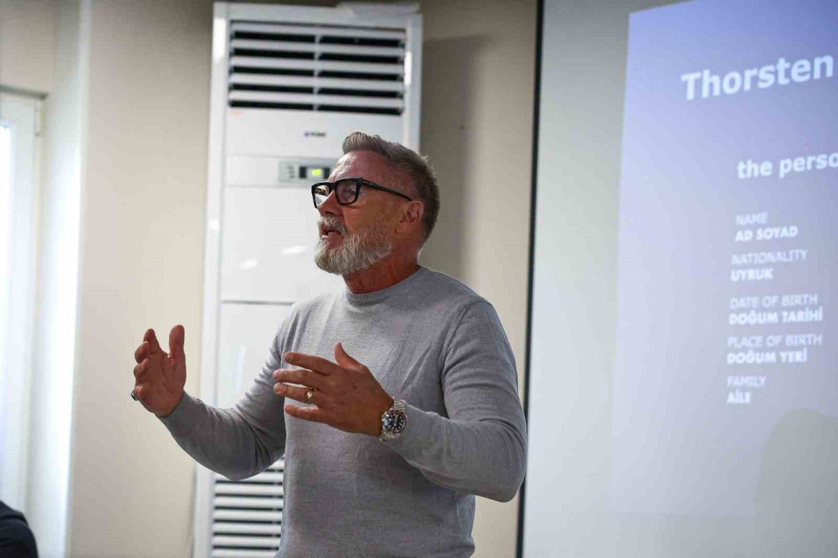 Thorsten Fink, akademi oyuncularına A takıma hazırlanma sürecini anlattı - Foto 5