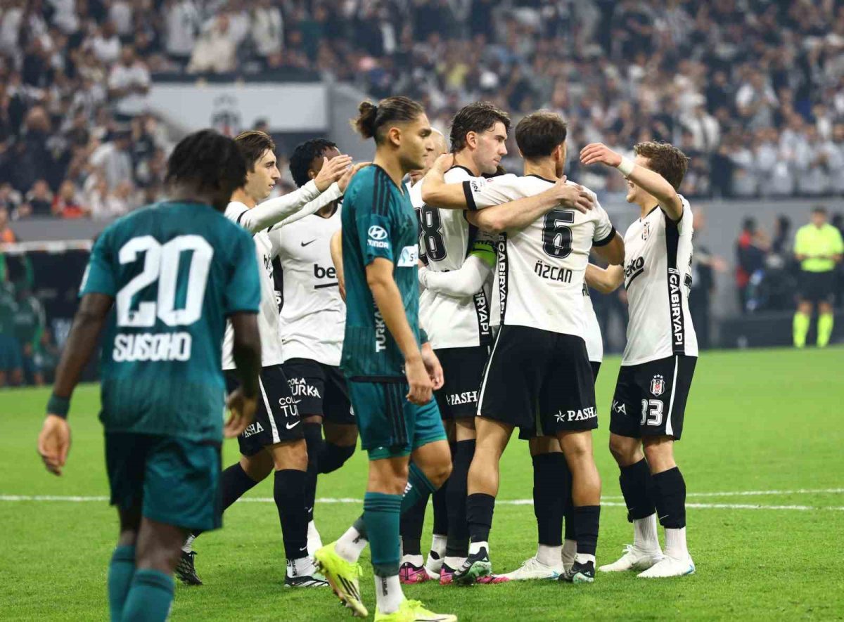Trendyol Süper Lig: Beşiktaş: 2 - Kocaelispor: 1 (İlk yarı)