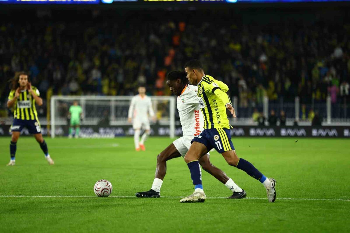 Trendyol Süper Lig: Fenerbahçe: 0 - Corendon Alanyaspor: 0 (Maç devam ediyor) - Foto 2