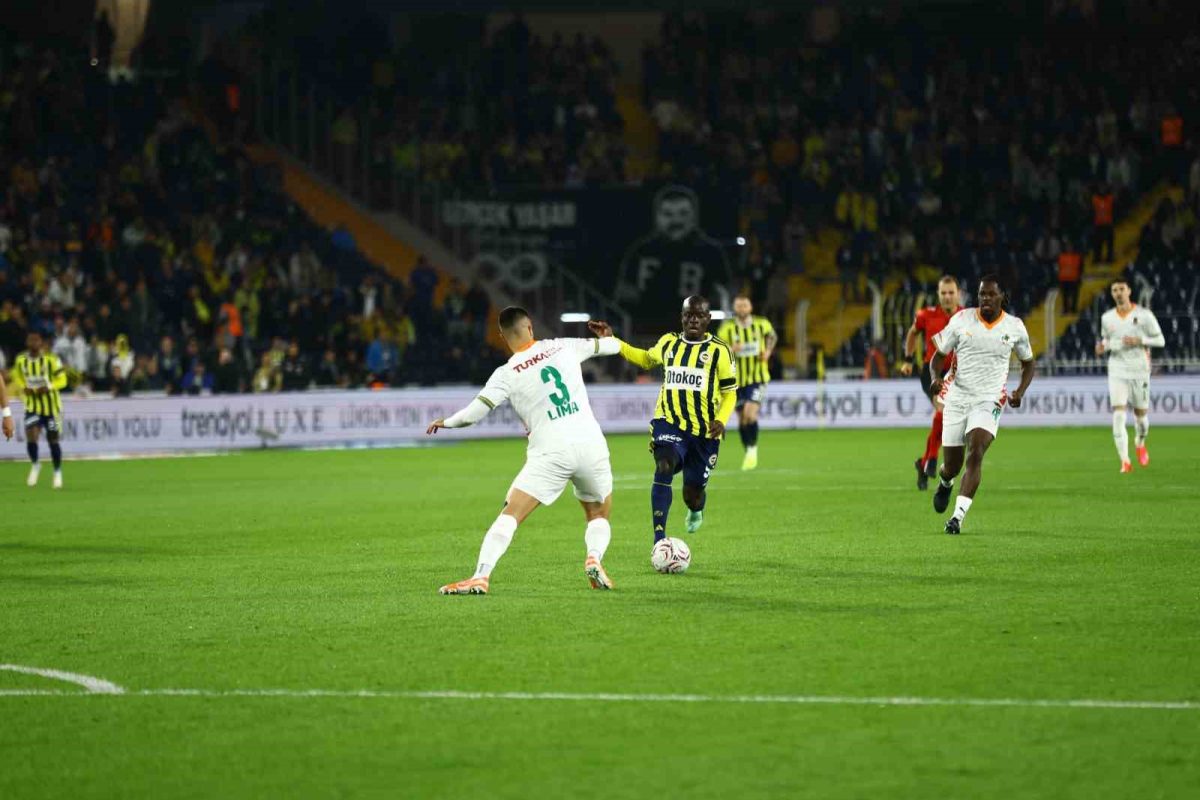 Trendyol Süper Lig: Fenerbahçe: 0 - Corendon Alanyaspor: 0 (Maç devam ediyor) - Foto 3