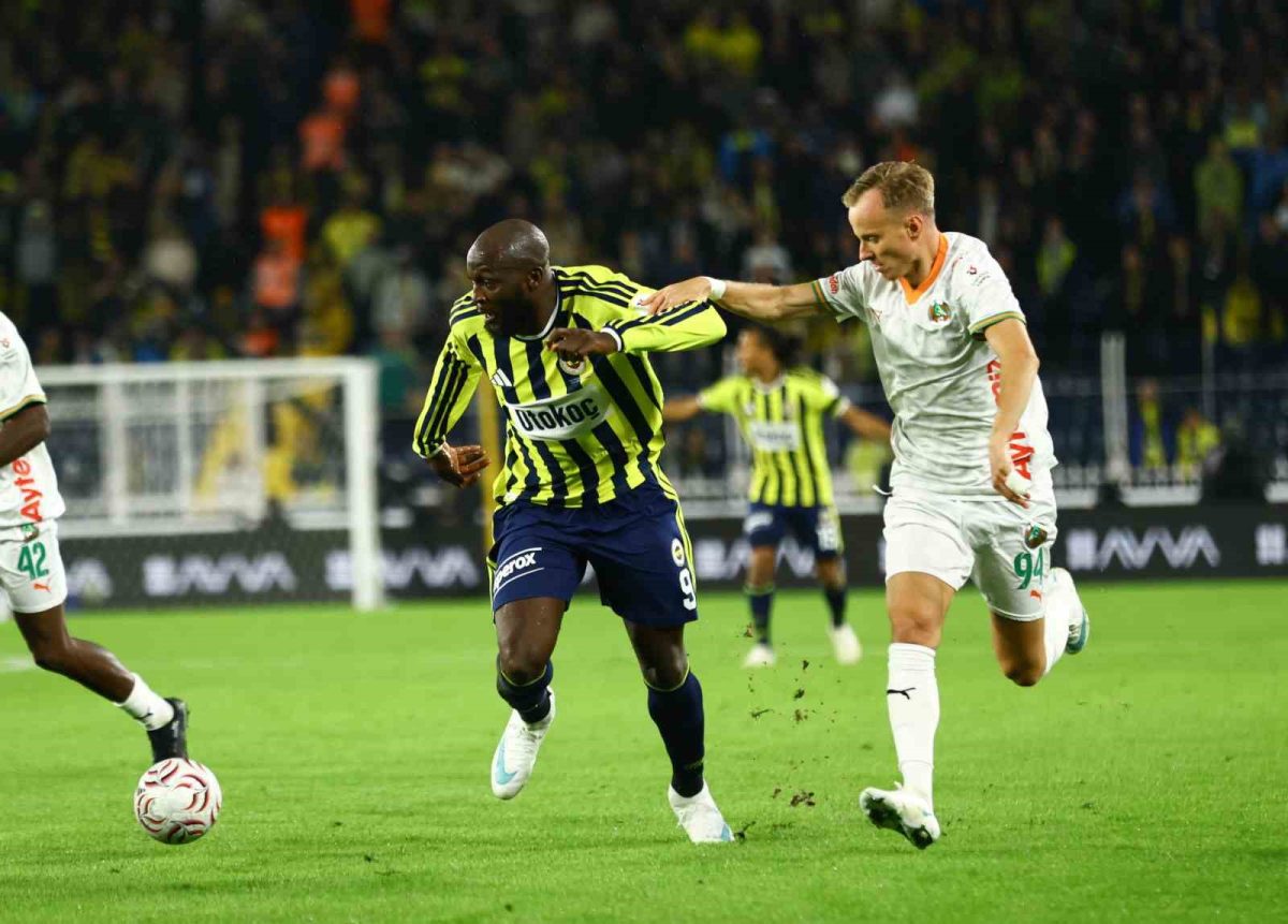 Trendyol Süper Lig: Fenerbahçe: 0 - Corendon Alanyaspor: 0 (Maç devam ediyor) - Foto 8