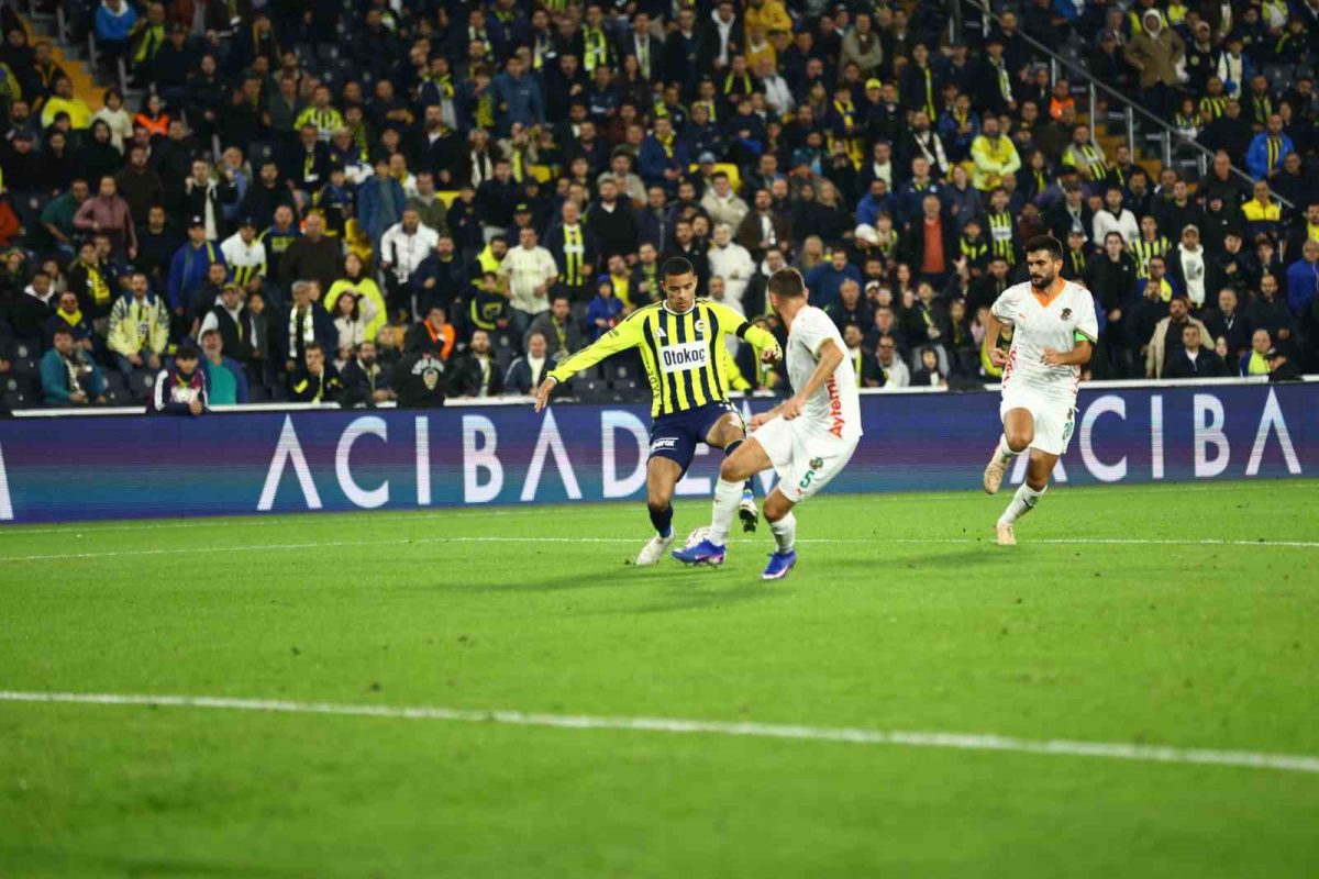 Trendyol Süper Lig: Fenerbahçe: 1 - Corendon Alanyaspor: 0 (İlk yarı)