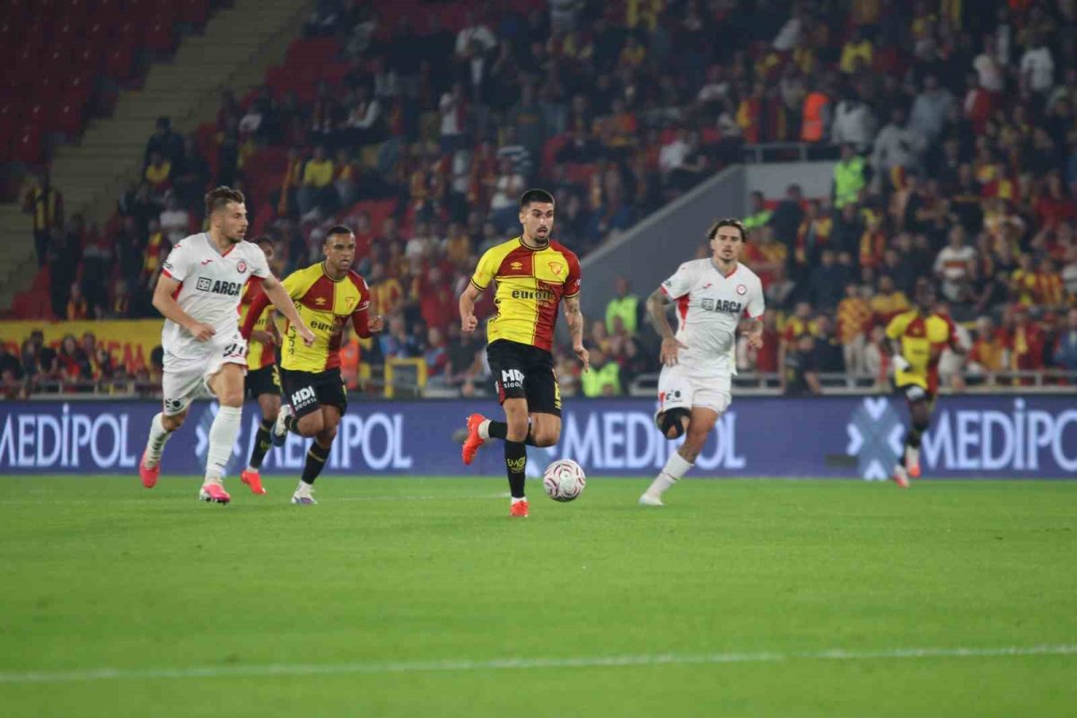 Trendyol Süper Lig: Göztepe: 2 - Çorum FK: 0 (İlk yarı)