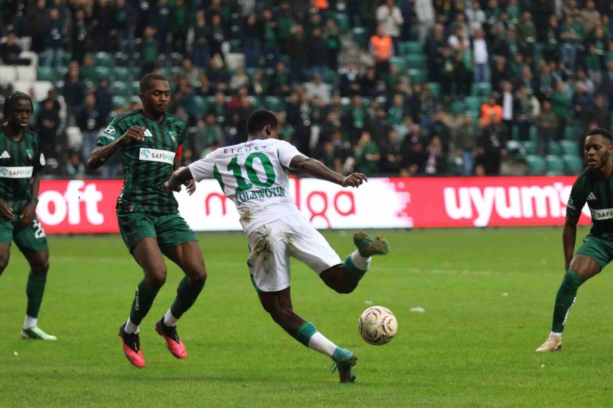 Trendyol Süper Lig: Kocaelispor: 0 - Çaykur Rizespor: 0 (Maç sonucu) - Foto 7