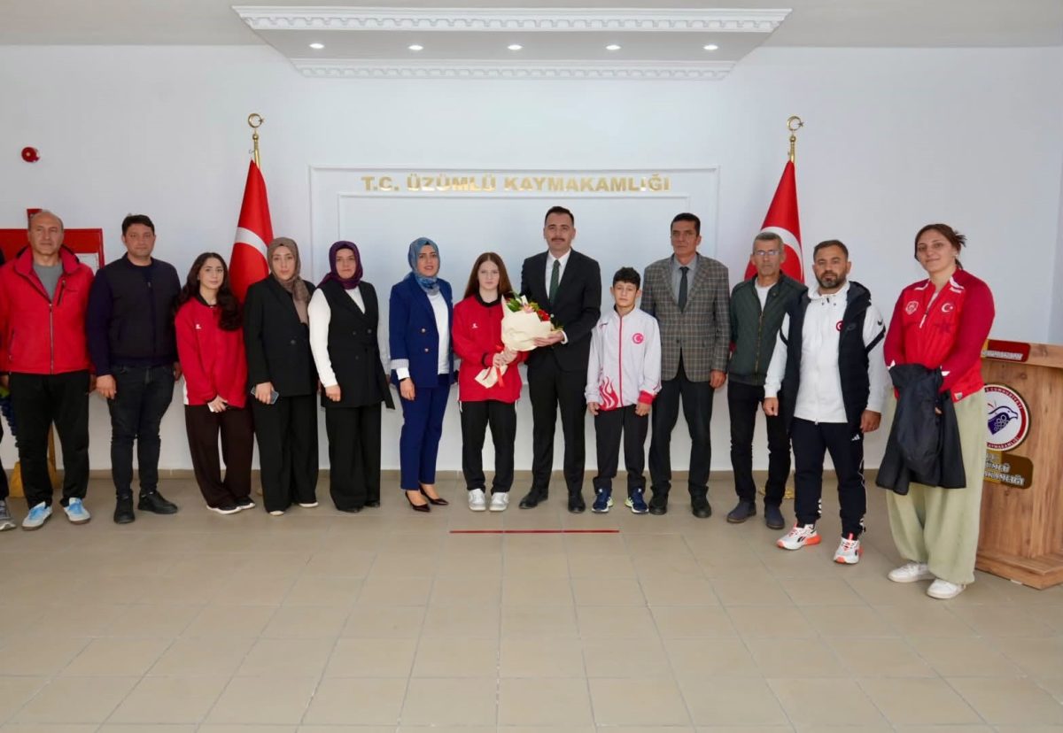 Üzümlü’de başarılı güreşçiler kaymakamlıkta ağırlandı