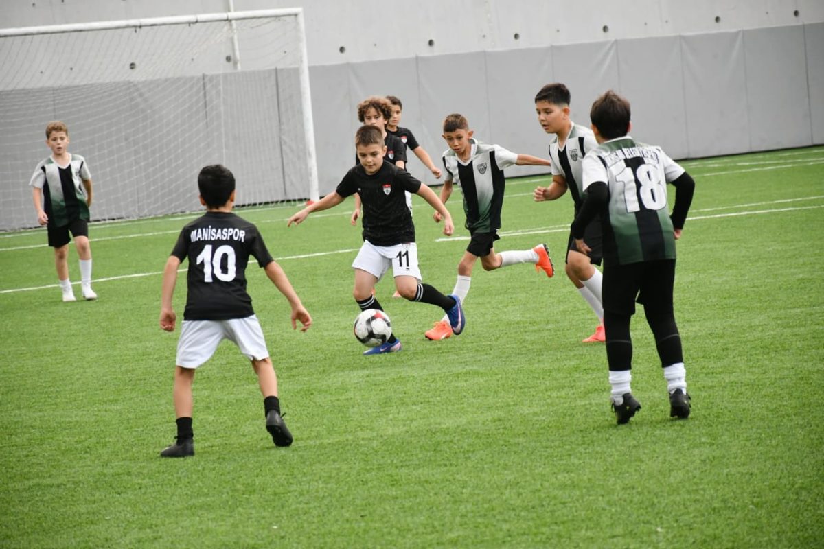 Yunusemre’de 29 Ekim coşkusu futbolla taçlandı - Foto 2
