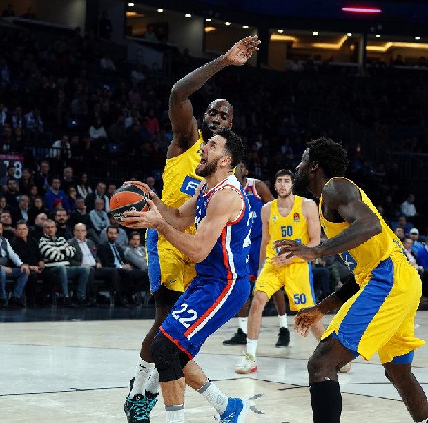 Anadolu Efes - Maccabi FOX Tel Aviv: 99-79