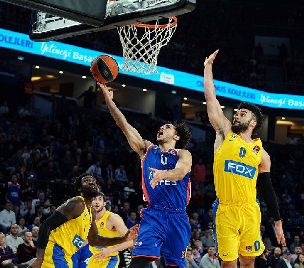Anadolu Efes - Maccabi FOX Tel Aviv: 99-79
