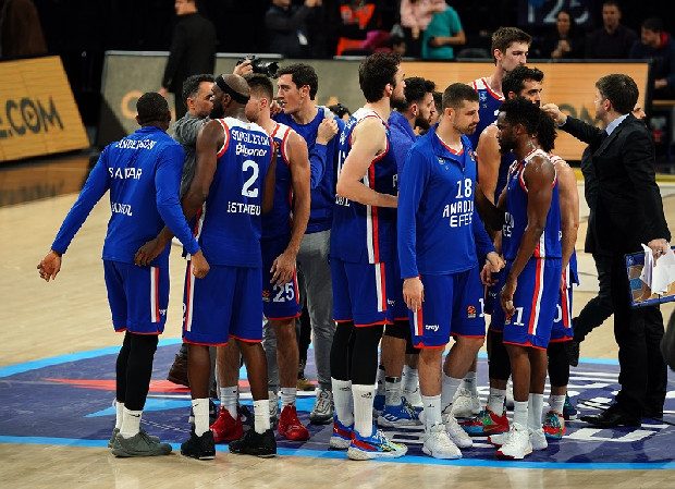 Anadolu Efes - Maccabi FOX Tel Aviv: 99-79