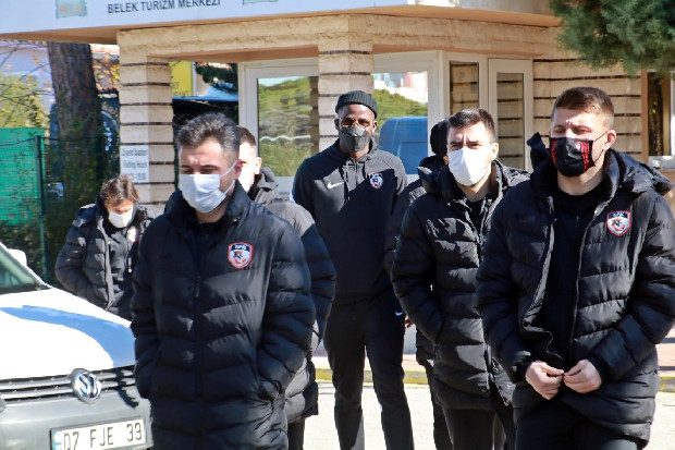 Antalya'da kamp yapan Süper Lig ekipleri Cuma namazını ‘Dinler Bahçesi’nde kıldı