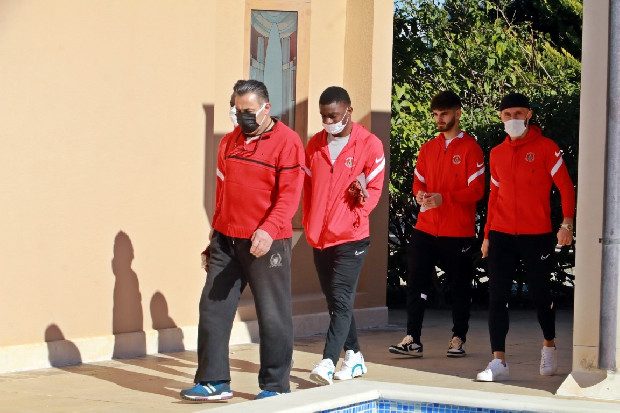 Antalya'da kamp yapan Süper Lig ekipleri Cuma namazını ‘Dinler Bahçesi’nde kıldı