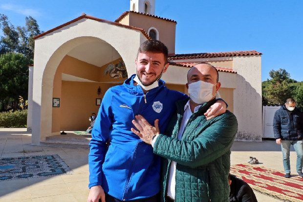 Antalya'da kamp yapan Süper Lig ekipleri Cuma namazını ‘Dinler Bahçesi’nde kıldı