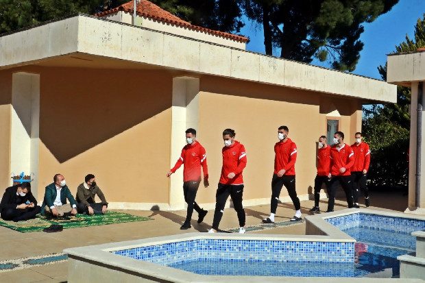 Antalya'da kamp yapan Süper Lig ekipleri Cuma namazını ‘Dinler Bahçesi’nde kıldı