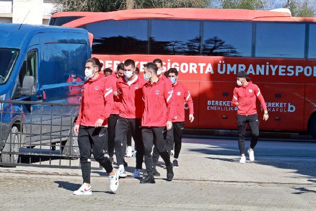 Antalya'da kamp yapan Süper Lig ekipleri Cuma namazını ‘Dinler Bahçesi’nde kıldı