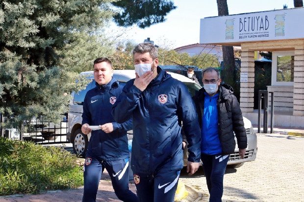 Antalya'da kamp yapan Süper Lig ekipleri Cuma namazını ‘Dinler Bahçesi’nde kıldı