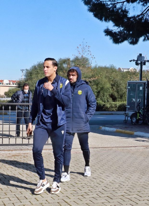 Antalya'da kamp yapan Süper Lig ekipleri Cuma namazını ‘Dinler Bahçesi’nde kıldı