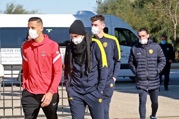 Antalya'da kamp yapan Süper Lig ekipleri Cuma namazını ‘Dinler Bahçesi’nde kıldı