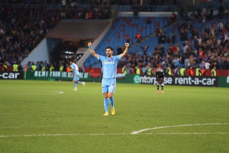 Bakasetas, Manchester United’lılara kafa tutuyor