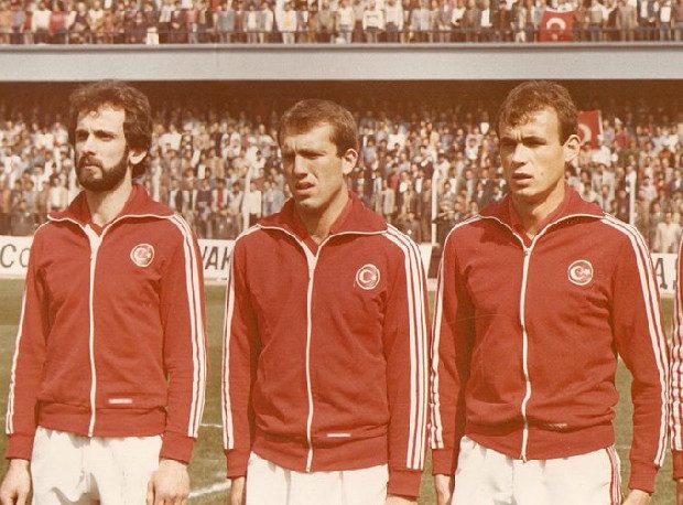 Erhan Önal Kimdir?