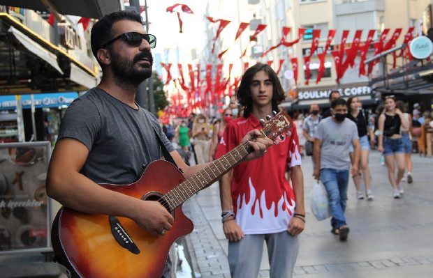 Fedakar antrenör, sporcusunun masrafları için gitarını alıp sokağa koştu