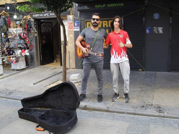 Fedakar antrenör, sporcusunun masrafları için gitarını alıp sokağa koştu