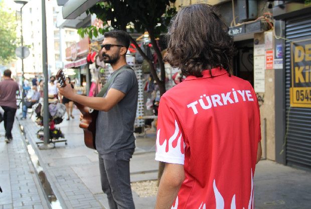 Fedakar antrenör, sporcusunun masrafları için gitarını alıp sokağa koştu
