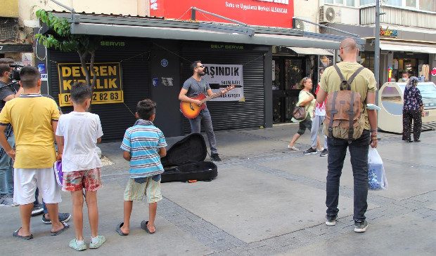 Fedakar antrenör, sporcusunun masrafları için gitarını alıp sokağa koştu
