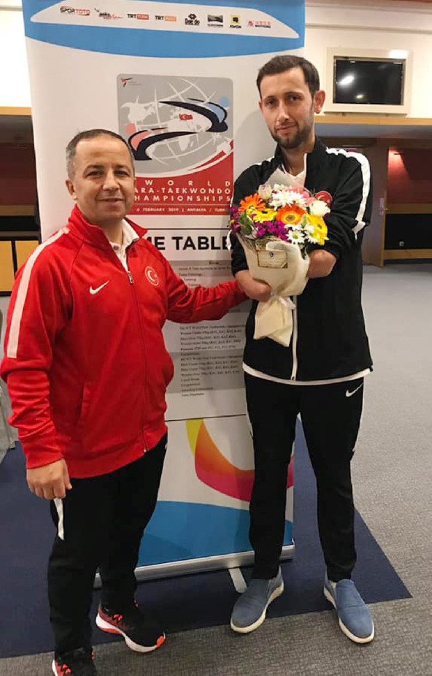 İki kolunu kaybetti, azmiyle tekvandoda madalyaya uzandı