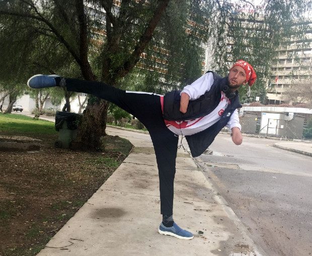 İki kolunu kaybetti, azmiyle tekvandoda madalyaya uzandı