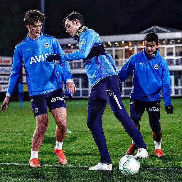Mesut Özil, Aziz Yıldırım yüzünden kadro dışı kaldı