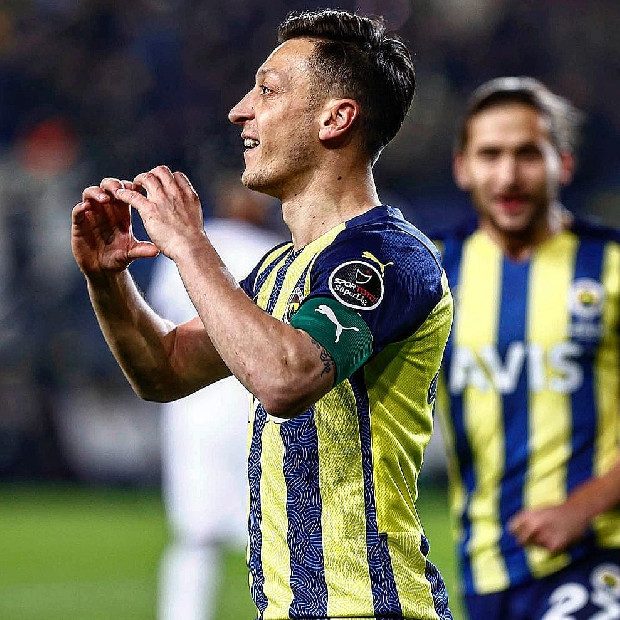 Mesut Özil, Aziz Yıldırım yüzünden kadro dışı kaldı