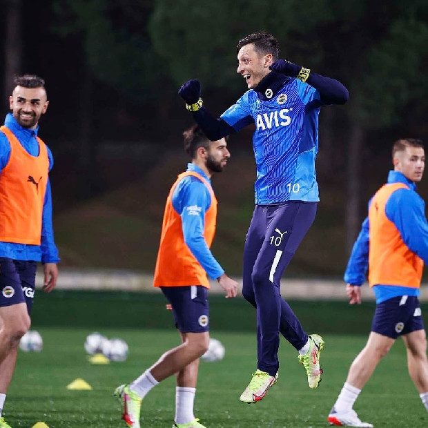 Mesut Özil, Aziz Yıldırım yüzünden kadro dışı kaldı