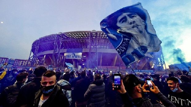Napolili taraftarlar, San Paolo'da Maradona'yı andı