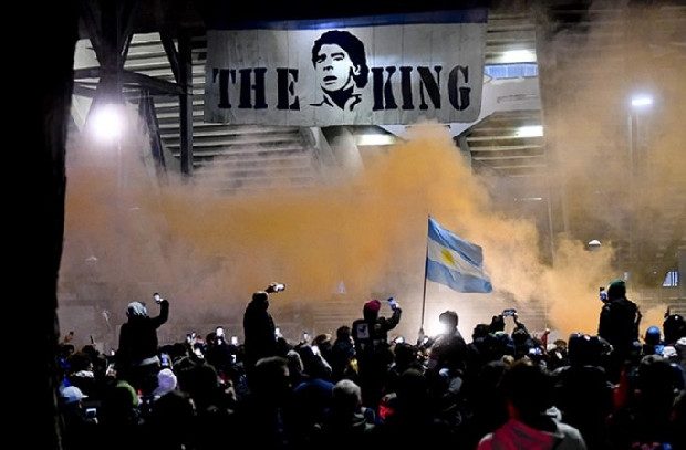 Napolili taraftarlar, San Paolo'da Maradona'yı andı