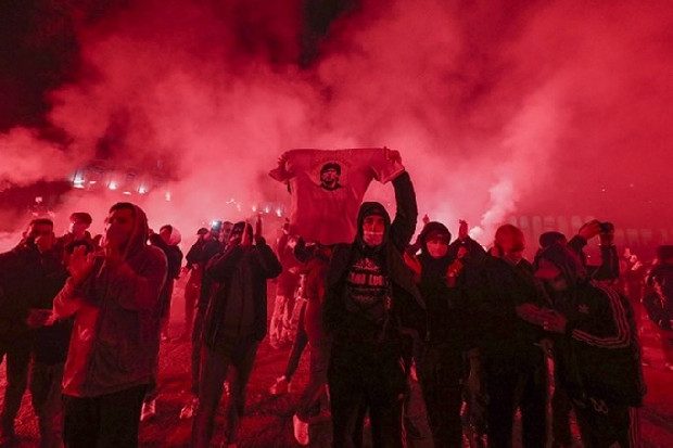 Napolili taraftarlar, San Paolo'da Maradona'yı andı