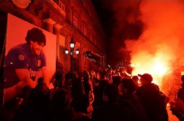 Napolili taraftarlar, San Paolo'da Maradona'yı andı