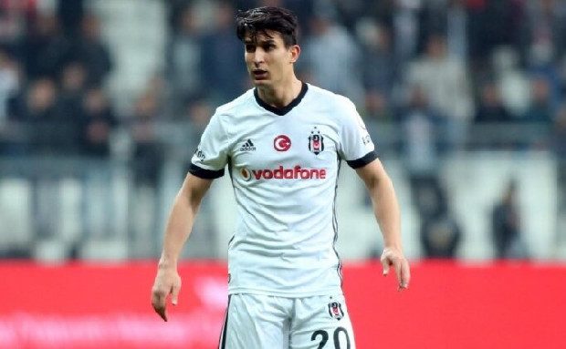 Oyuncular Sergen Yalçın'ın gözünün içine bakıyor