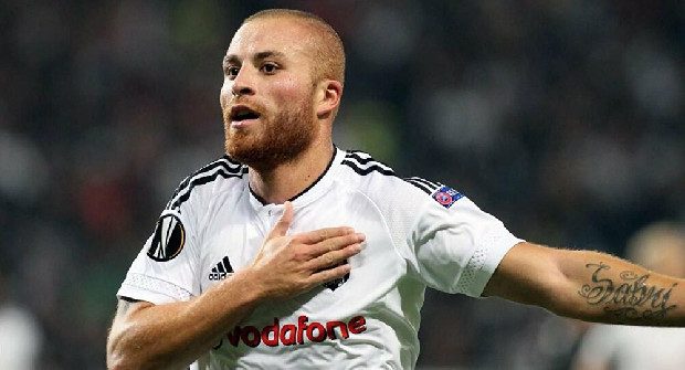 Oyuncular Sergen Yalçın'ın gözünün içine bakıyor