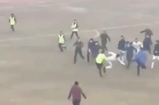 Özbekistan’da futbolcudan hakeme linç girişimi