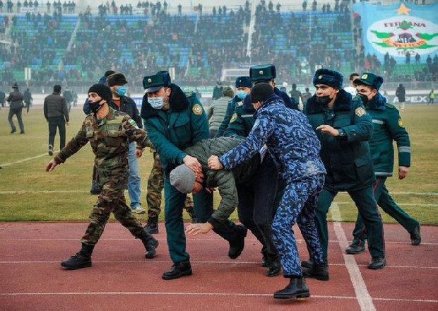 Özbekistan’da futbolcudan hakeme linç girişimi