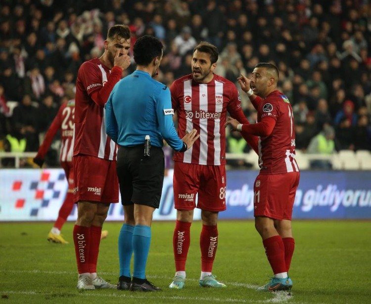 Sivasspor’un golünde bir değil iki ofsayt var