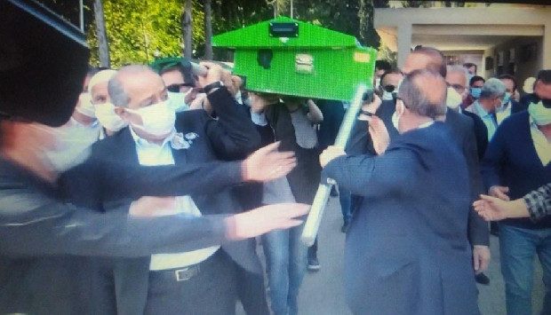 Taşıdığı tabutun direği elinde kalınca Fatih Terim şaşkınlık yaşadı
