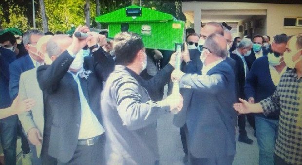 Taşıdığı tabutun direği elinde kalınca Fatih Terim şaşkınlık yaşadı